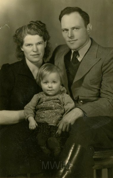 KKE 4840.jpg - Fot. Edmund i Jadwiga Jarzynowscy z córką Alicją Jarzynowską (zm. 1944 r.), Święciany, lata 40-te XX wieku.